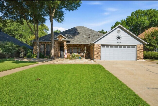 Building Photo - 306 Country Manor Dr
