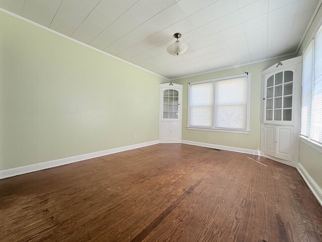 Building Photo - 3022 Livingston Rd