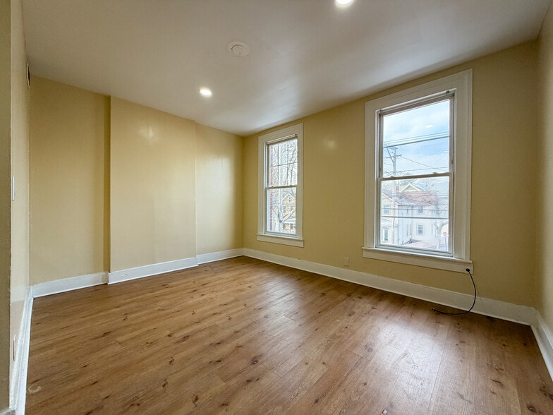 Living Room - 256 Davenport Ave