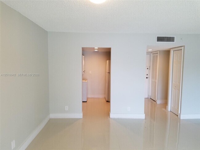 Building Photo - 220 Lakeview Dr