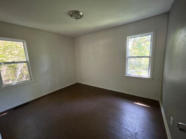 Building Photo - 3 bed 1 Bath Huge backyard Section 8 avail...