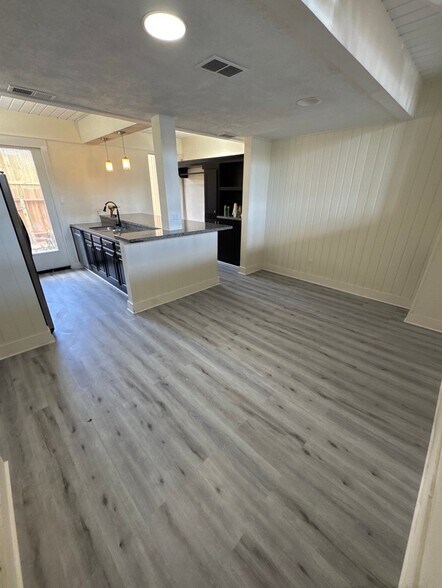 Building Photo - 27 Lakeway St