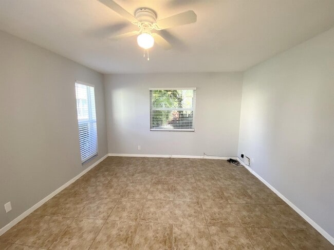 Building Photo - 1100 Boxwood Dr