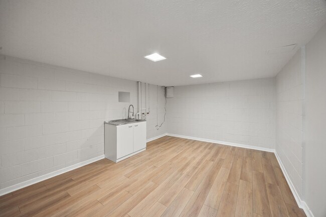 Building Photo - 3368 Montavesta Rd