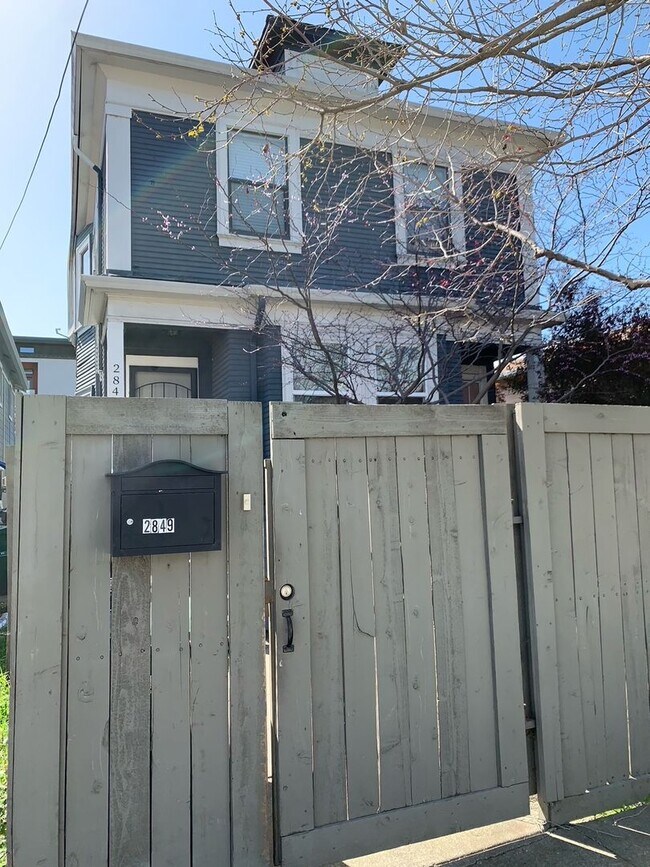Building Photo - Beautful Duplex