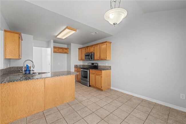 Building Photo - 585 Lynn Dr