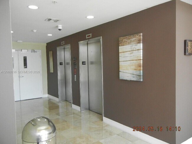 Building Photo - 215 SW 42nd Ave