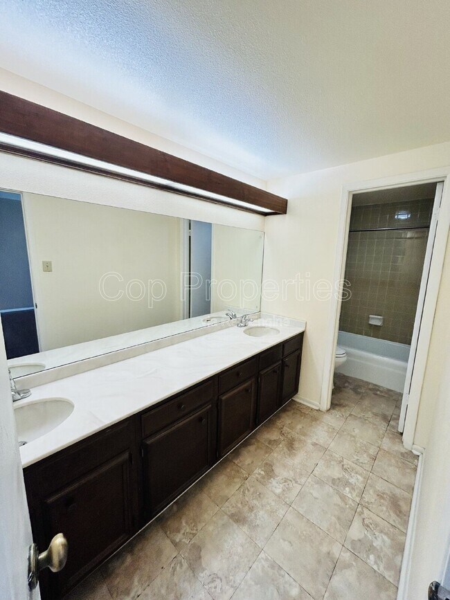 Building Photo - 3678 Hidden Dr