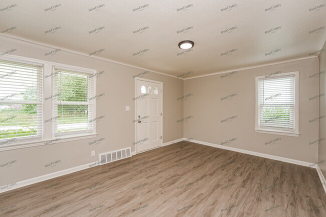 Building Photo - 5493 Thomas St