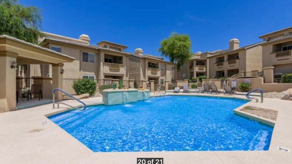 Building Photo - 1880 E Morten Ave