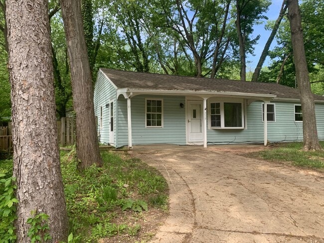 Building Photo - MADISON RANCH WITH 2 BATHS!