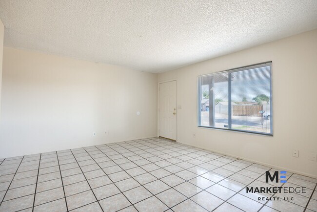 Building Photo - 2 Bed/ 1 Bath at 67th/Van Buren! Move-In R...