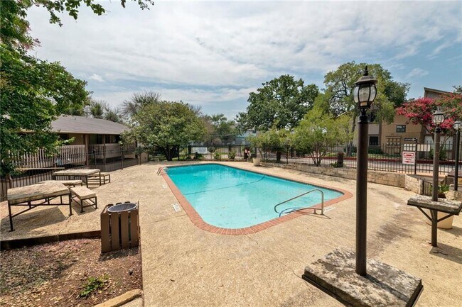 Building Photo - 2124 Burton Dr