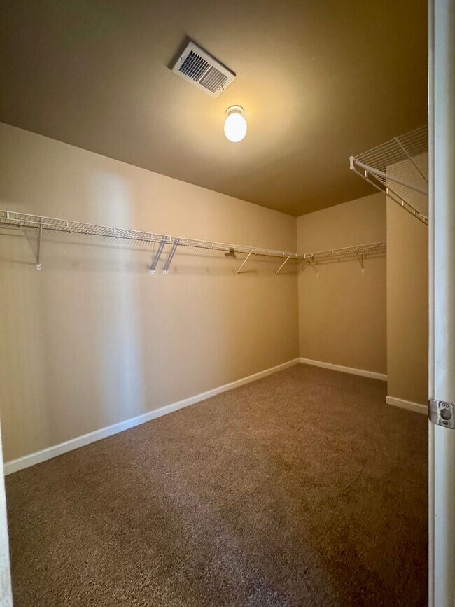 Building Photo - This beautiful 4-bedroom, 2.5-bath home Move-in ready and is waiting for you!