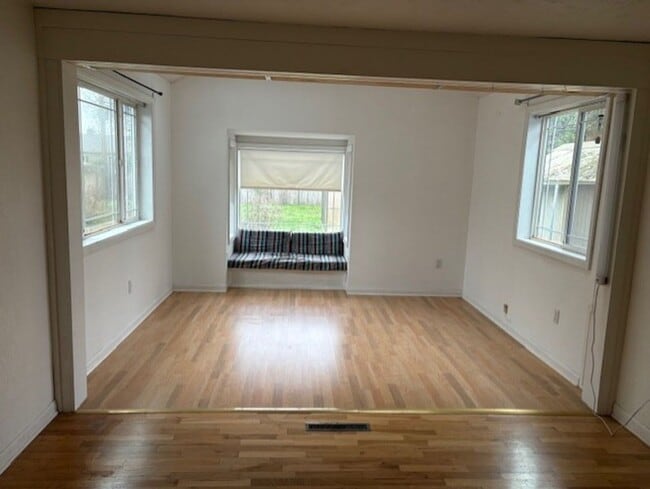 Building Photo - Charming home with large bedrooms