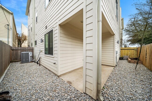 Building Photo - 714 E 20th St