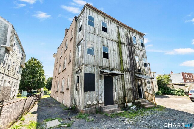 Building Photo - 66 Standish St