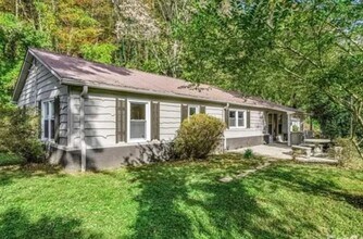 Building Photo - Charming 3-Bedroom Cottage with Garage & C...