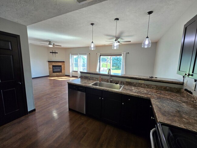 Building Photo - 901 Coffie Farm Rd