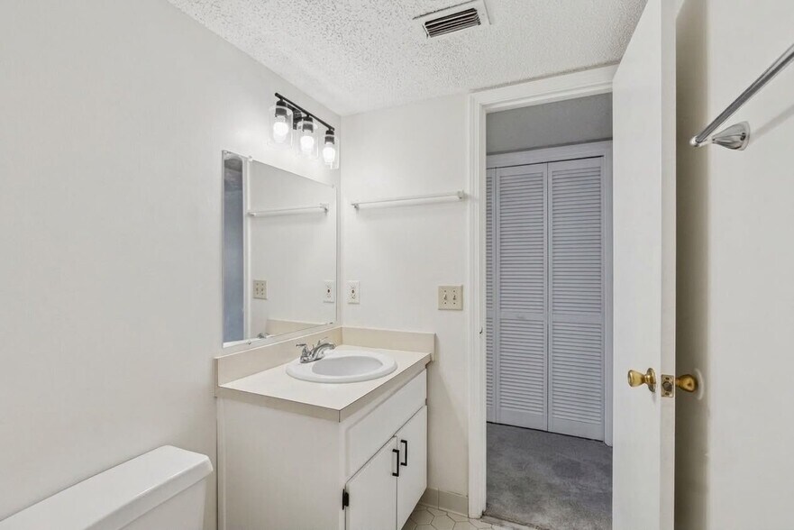 Building Photo - 7086 Ponce De Leon Ave