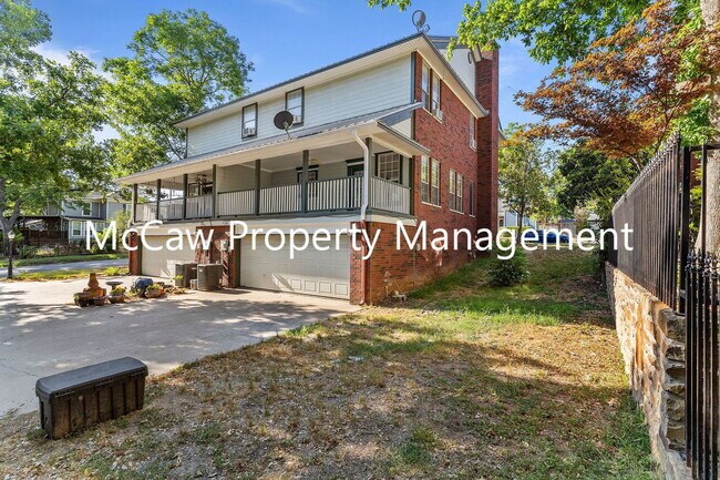 Building Photo - 302 W Spring St