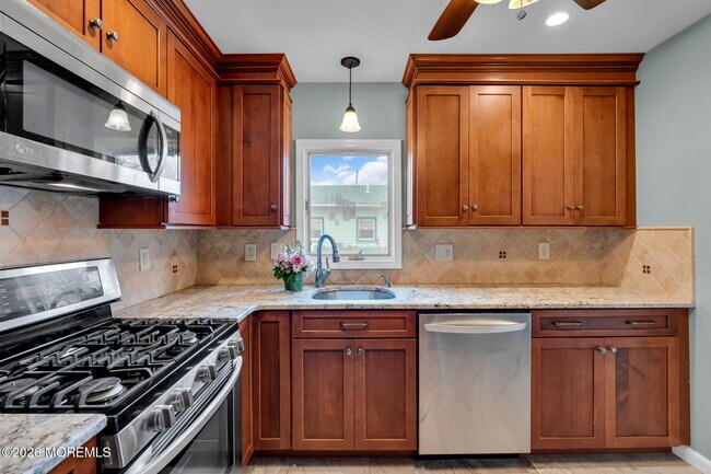 Building Photo - 1232 Pine Tree Way