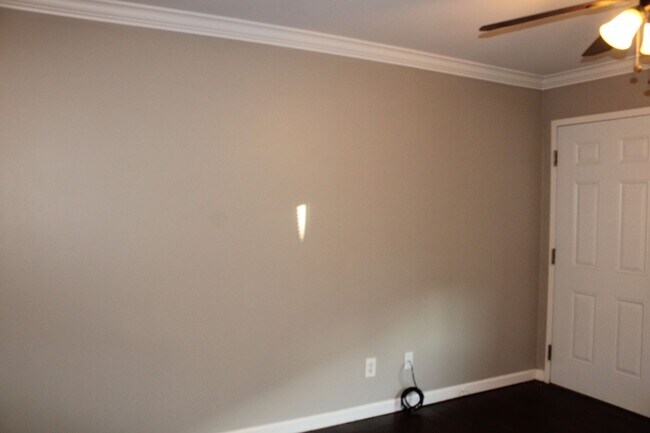 Building Photo - Laurel Villas #105 -3BR/2BA Available for AUGUST 2026 move in!