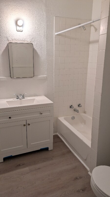 Building Photo - 404 Club Dr