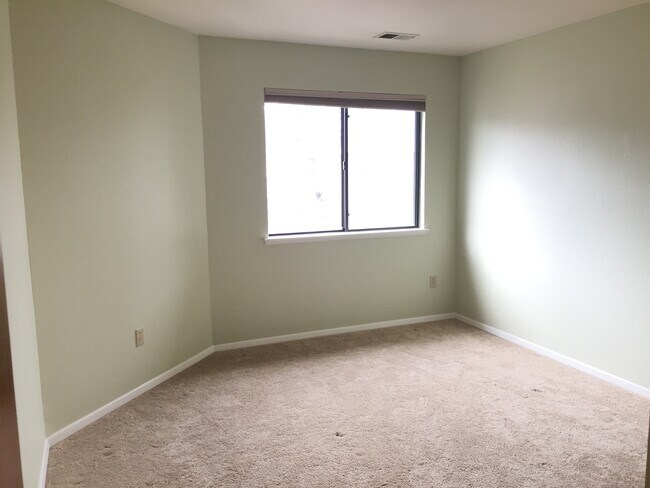 Building Photo - One Bedroom Top Floor Corner Unit Condo