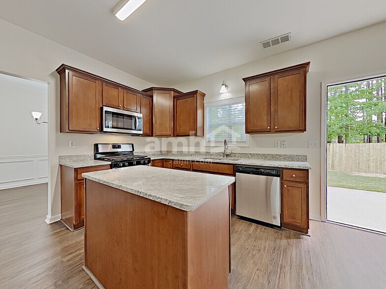 Building Photo - 2026 Peach Shoals Cir