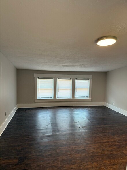 Building Photo - 3519 River Park Dr