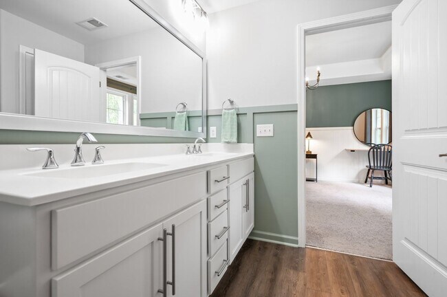 Building Photo - Furnished rental/Short Term Available