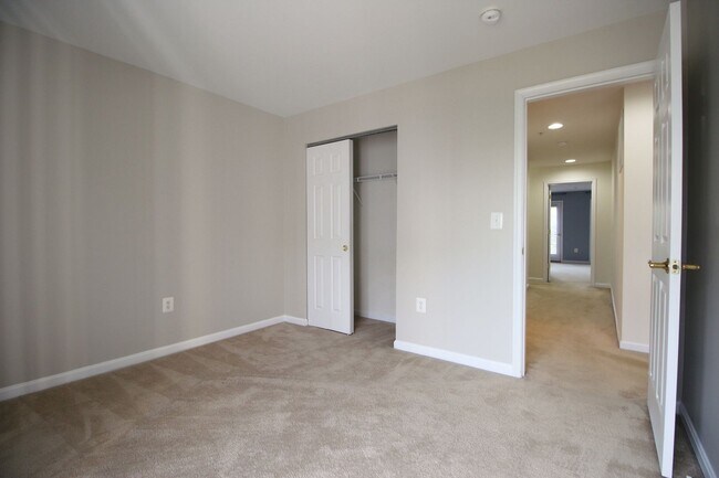 Building Photo - Updated 3/2.5 Townhome w/1 car garage
