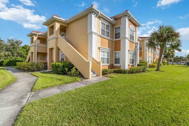 Building Photo - Spacious 2/2 condo with beautiful water vi...