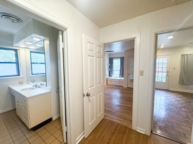 Building Photo - Adorable single story home in Landa Park E...
