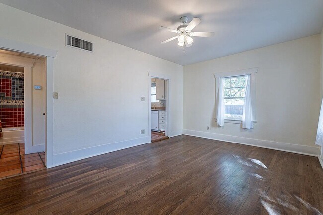 Building Photo - 3 Bed 2 bath home PERFECT for U of A Students, Faculty and Staff!