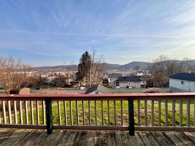 Building Photo - Coraopolis - 2 Bed 2 Bath - Home for Rent!