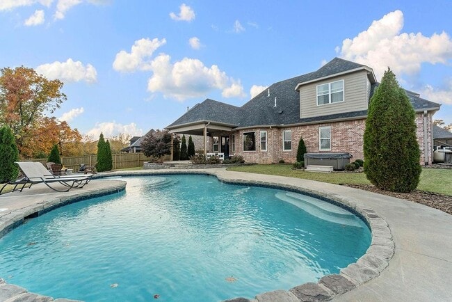 Building Photo - 504 NE Green Creek Rd