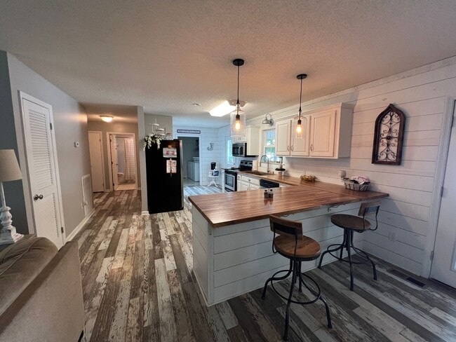 Building Photo - Slice of Paradise: 3-Bedroom, 2-Bathroom Fully Furnished Waterfront Rental