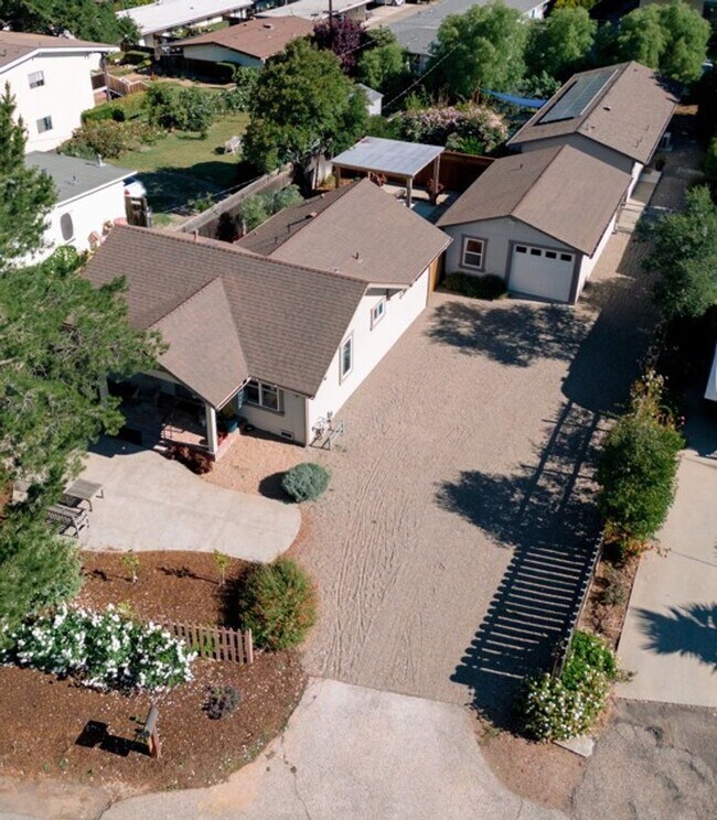 Building Photo - Beautiful Two Bedroom/Two Bathroom Home with Large Yard