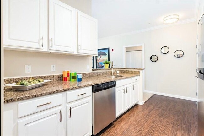 Building Photo - 903 Providence Pl