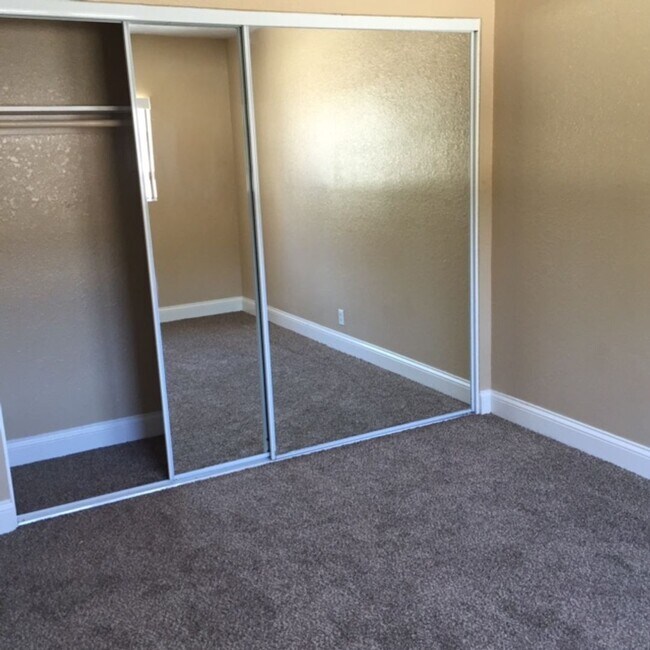 Building Photo - Two bedroom Townhouse Spring valley.