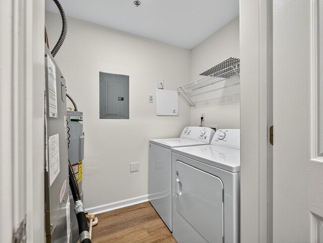 Building Photo - Beautiful 2 BR 2 BA condo in the heart of ...