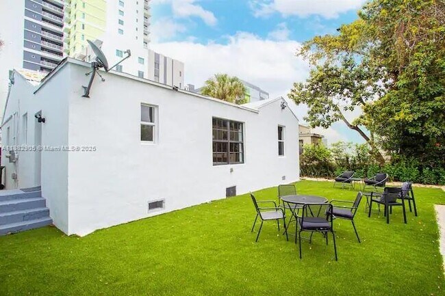 Building Photo - 1022 SW 3rd Ave