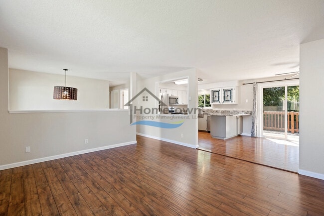 Building Photo - 3 Bedroom 2 Bath home with unique charm right off of 15th in Coeur d'Alene!