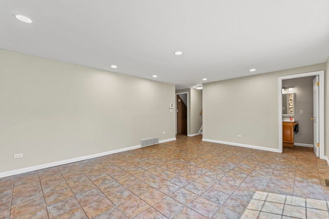 Building Photo - 1105 E Alder Ln