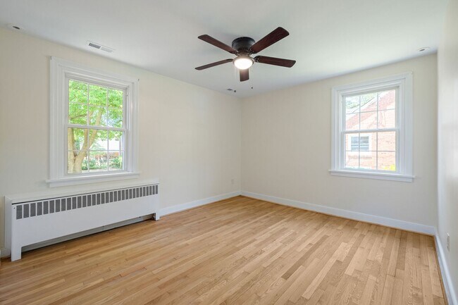 Building Photo - Beautiful 2 Bedroom Corner Lot of Park Ave! ***Available Late June 2026***