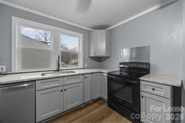 Building Photo - 713 2nd St Pl SW