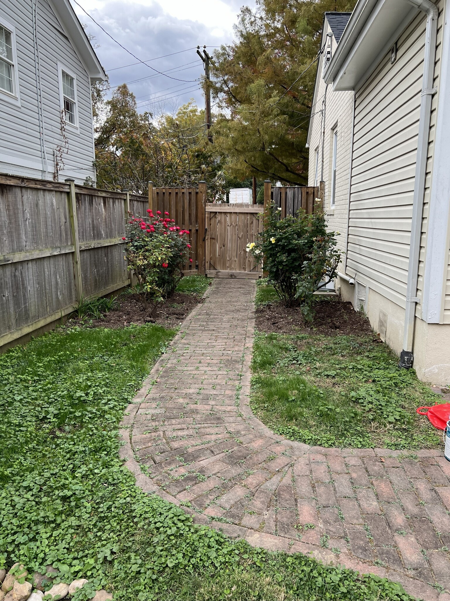 Side entrance - 45 Oswego Ave