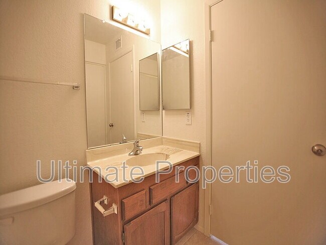 Building Photo - 448 E Topeka Dr